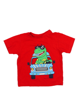 Červené triko s dinosaurem v autě Primark 