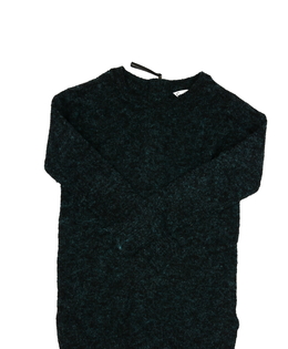 Delší černý svetr se zelenými vlákny 