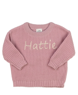 Růžový svetr s nápisem 