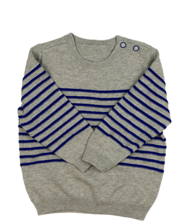 Šedý svetr s modrými pruhy 