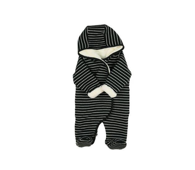 Černý zimní overal s bílými pruhy