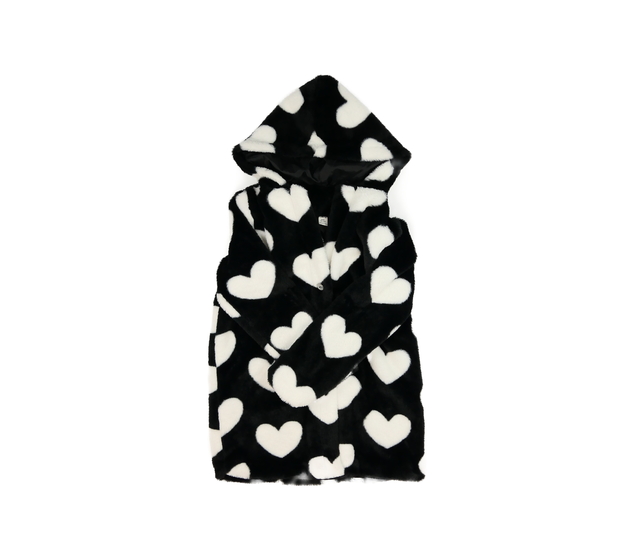 Černý chlupatý kabátek se srdíčky 