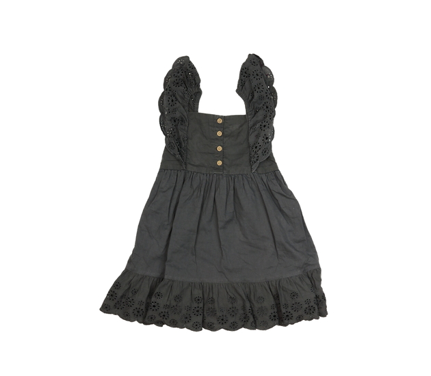 Šedé šaty s madeirovým vzorem 