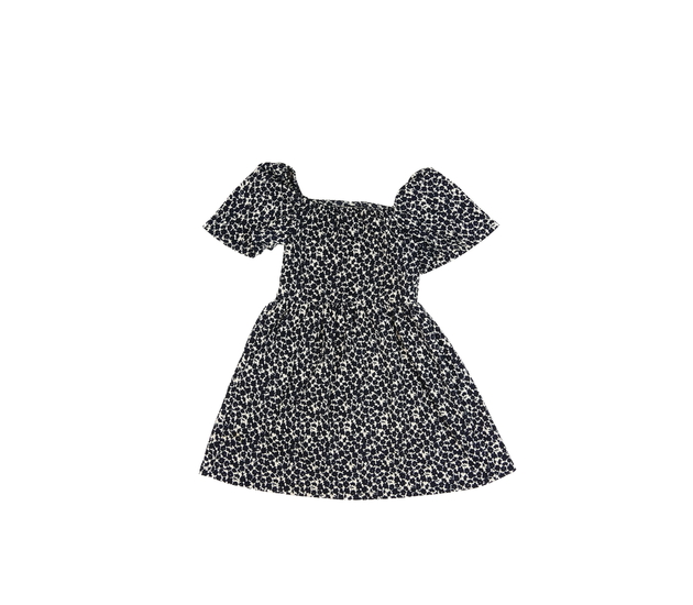 Světlé šaty s černými květinami 