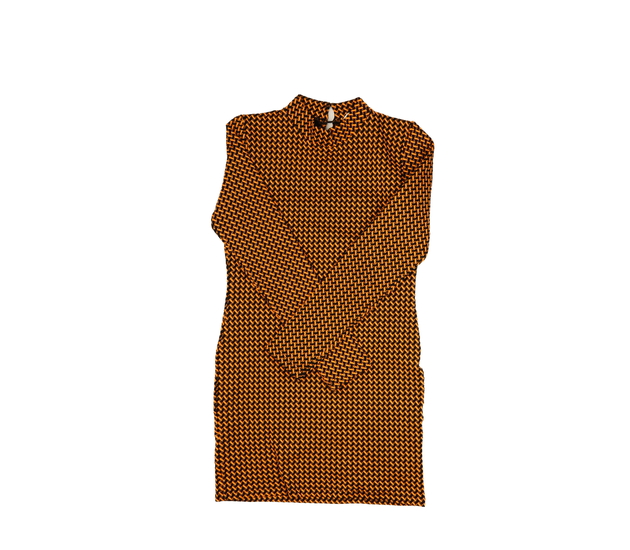 Oranžovo-černé teplejší šaty 