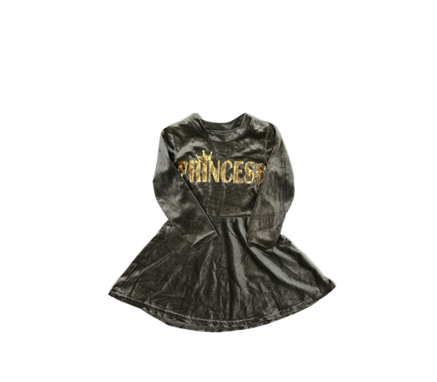 Šedé metalické šaty s nápisem