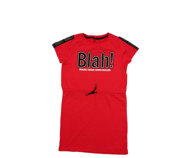 Červené šaty s nápisem 