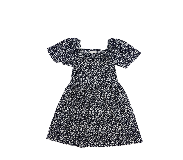 Bílé šaty s tmavými květinami 