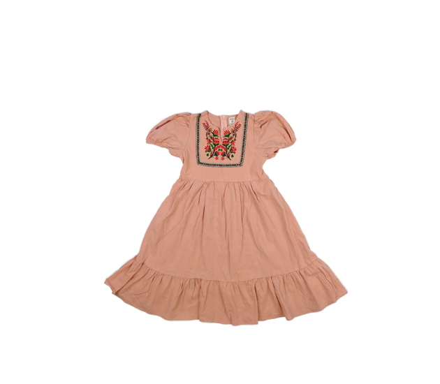 Růžové šaty s vyšitými květinami 