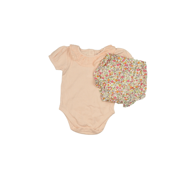 Světle růžové body a květinové kraťásky Primark