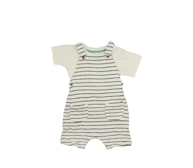 Pruhované lacláče a bílé triko 