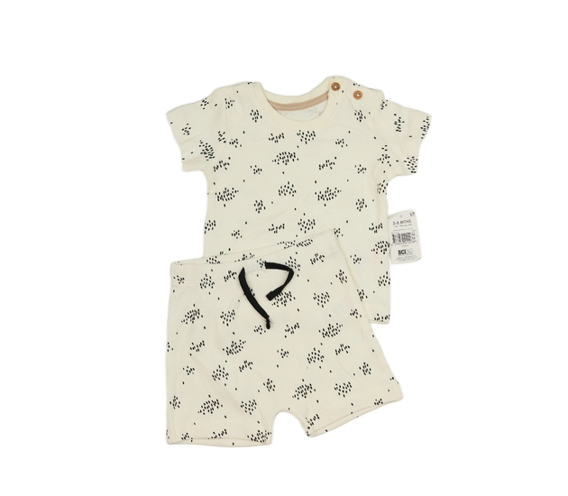 Nové světlé vzorované triko a kraťasy