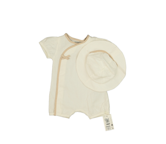 Nový krémový overal a klobouk M&S