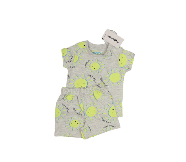 Nové šedé triko a kraťasy se sluncem