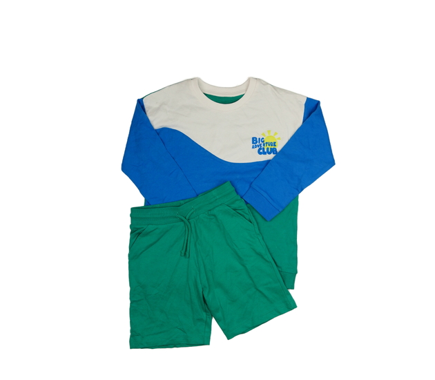 Trojbarevná mikina a zelené kraťasy