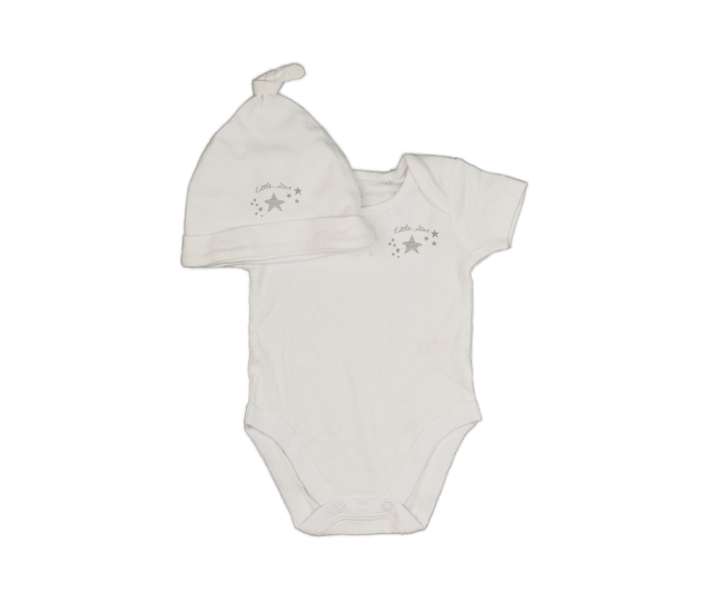 Bílé body a čepička s hvězdou