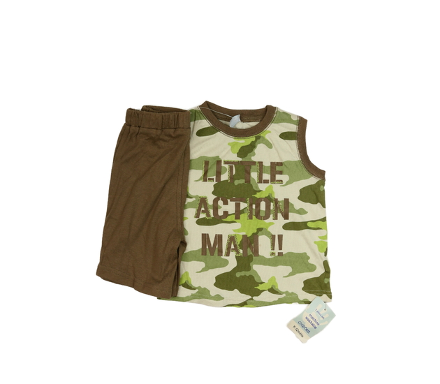 Nové tílko a hnědé kraťasy 