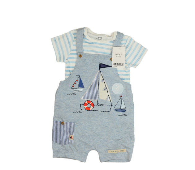 Nové body a modrý overal s plachetnicí Next