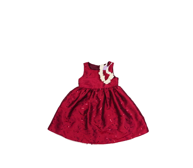 Tmavočervené společenské šaty s čelenkou 