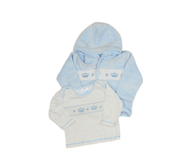 Modrá mikinka a bílé triko 