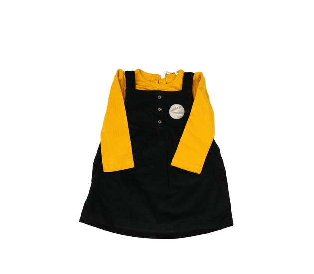 Manšestrové šaty a hnědé triko 