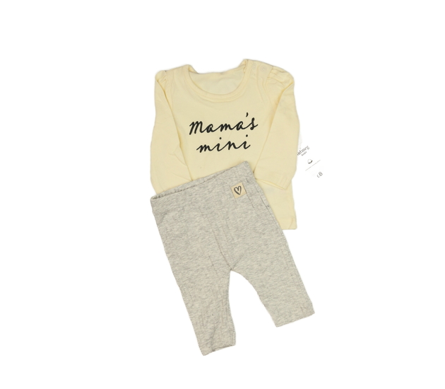 Nové krémové triko a šedé legíny Nutmeg