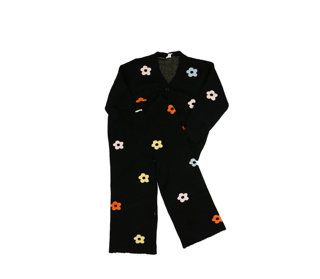 Černý svetr a svetrové zvonové legíny s květinami 