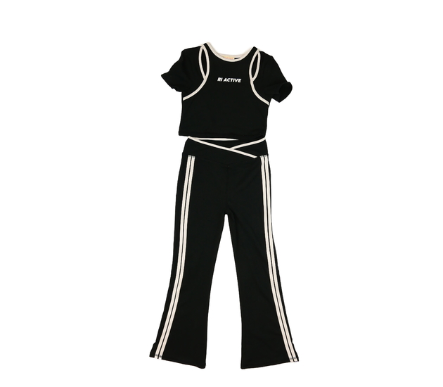 Černý sportovní crop top a zvonové legíny River Is