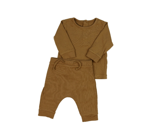 Hnědé žebrované triko a legíny