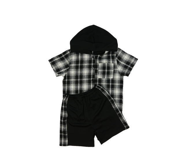 Černo-bílá košile s kapucí a kraťasy 