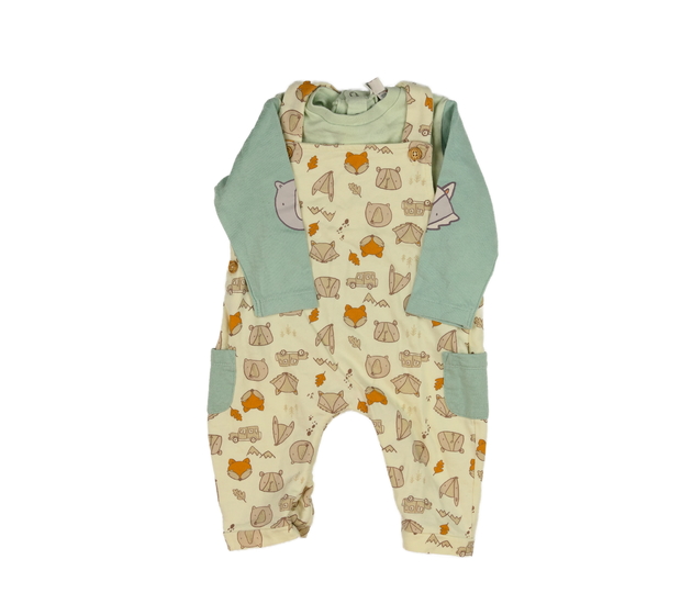 Krémový overal a zelené triko 