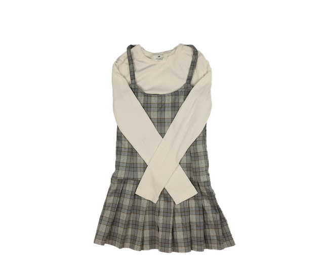 Krémové triko a modré šaty