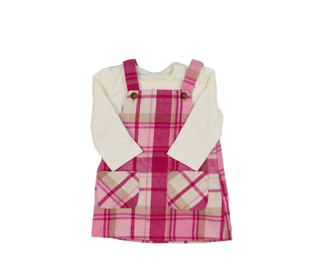 Bílé triko a růžové šaty Nutmeg