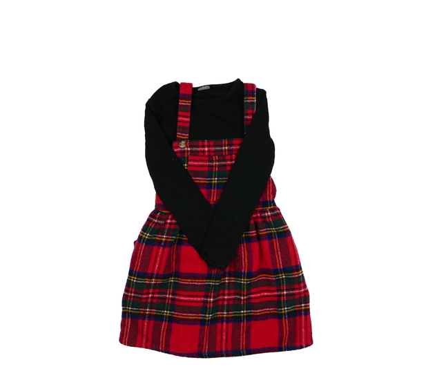 Červené šaty a černé triko Next