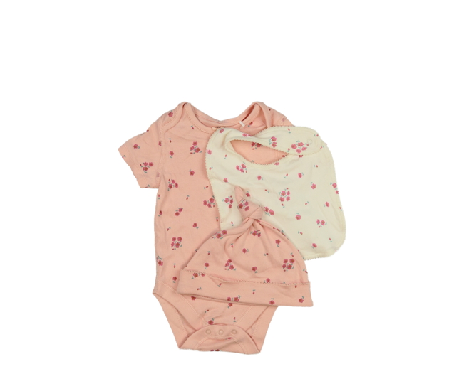 Růžové body, čepička a bílý bryndák - květinové, M
