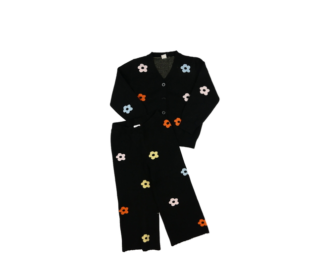 Černý květinový svetr a široké kalhoty 