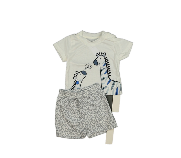 Bílé triko a vzorované kraťasy