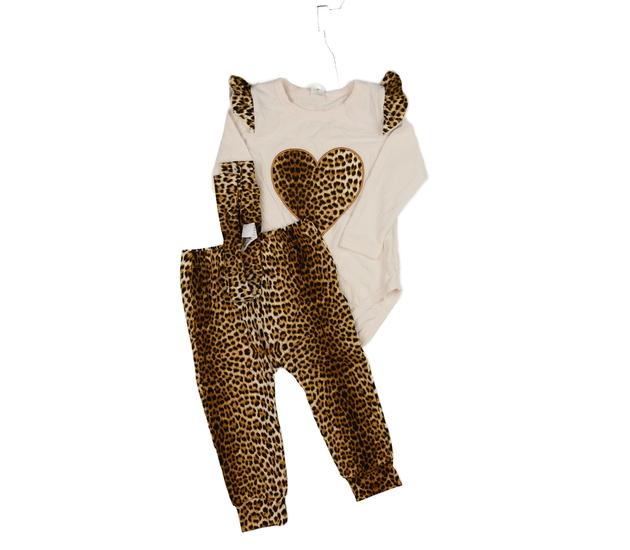 Krémové body, hnědé legíny a čelenka 