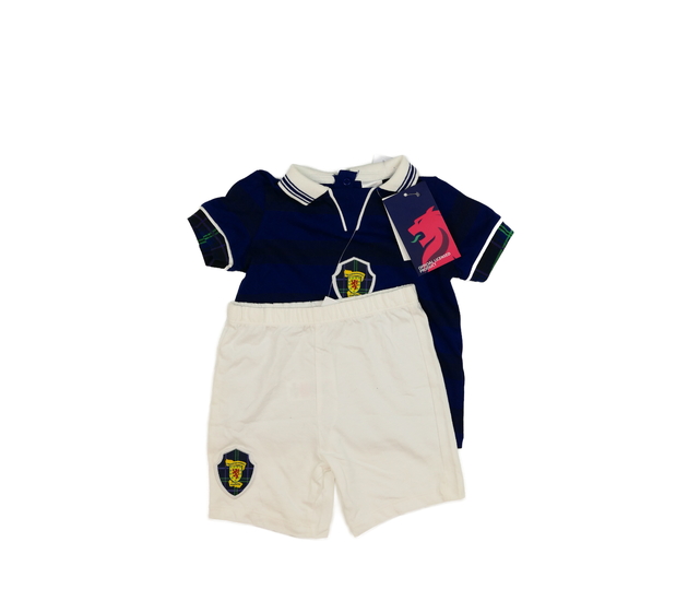 Nové modré triko a bílé kraťasy 