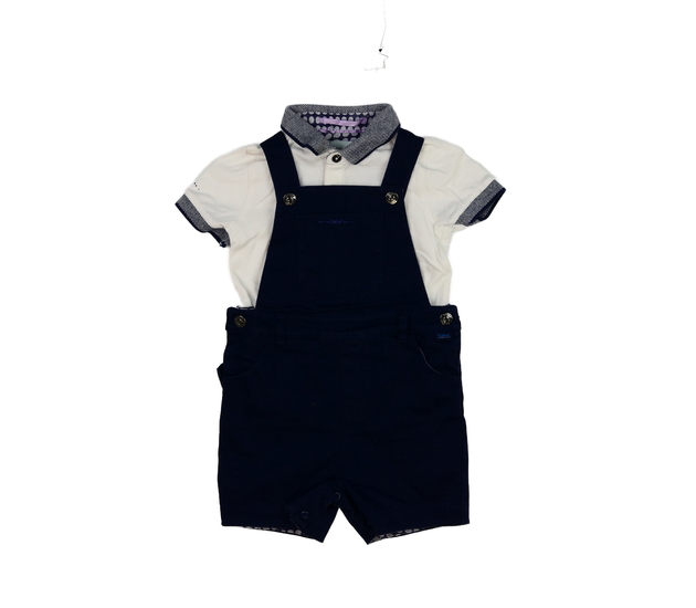 Bílé triko a modrý kraťasový overal Baker