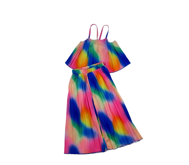 Duhový crop top a široké kalhoty 