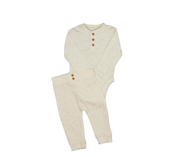 Krémové legíny a body s hvězdami George