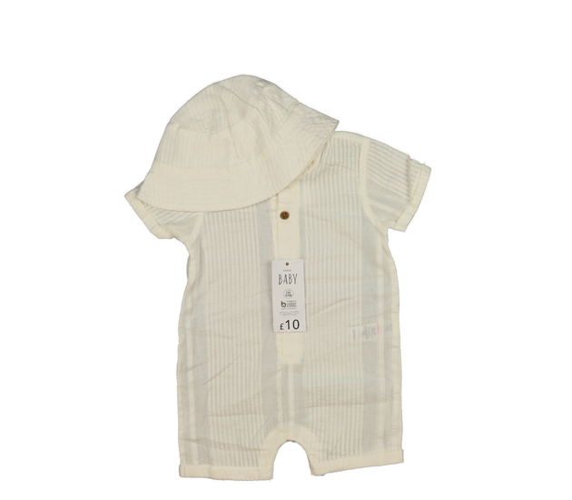 Nový krémový overal a klobouk George