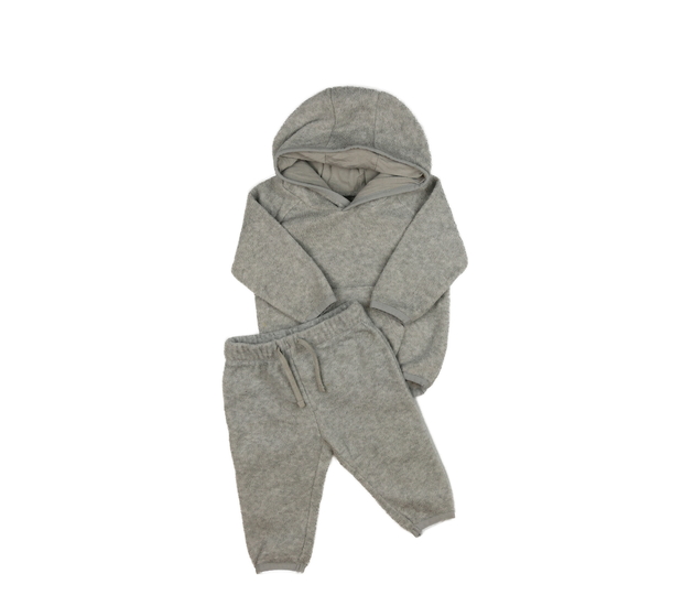 Šedá chlupatá mikina a tepláčky 