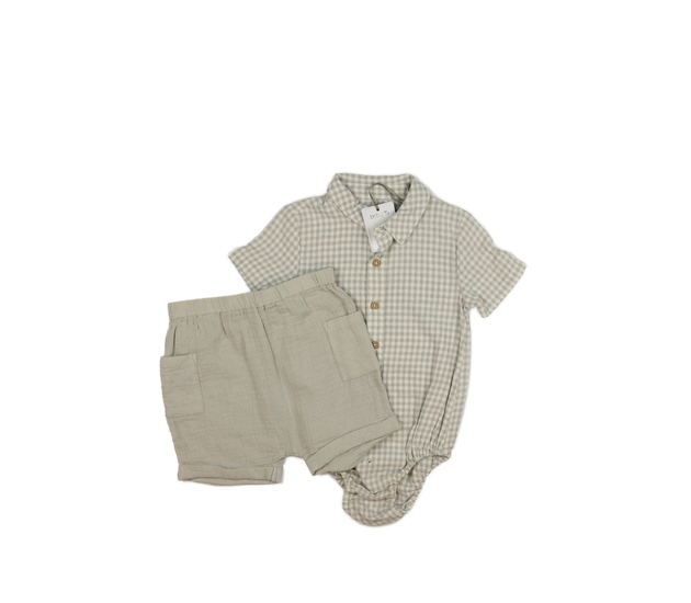 Nové kostkované body a šedé kraťasy Tu 