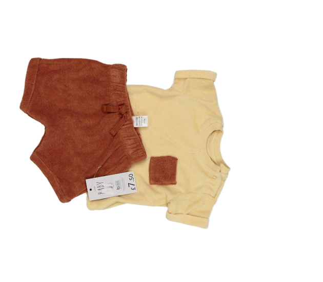 Nové triko a kraťasy George