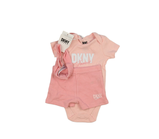 Nové růžové body, kraťasy a čelenka DKNY 