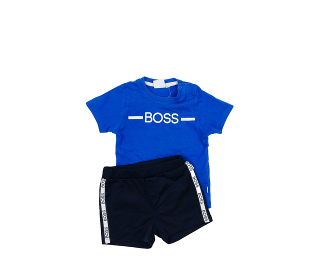 Tmavě modré triko a kraťasy