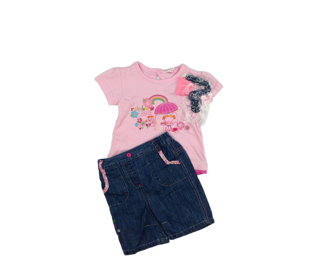 Nové růžové triko, modré kalhoty a čelenka 