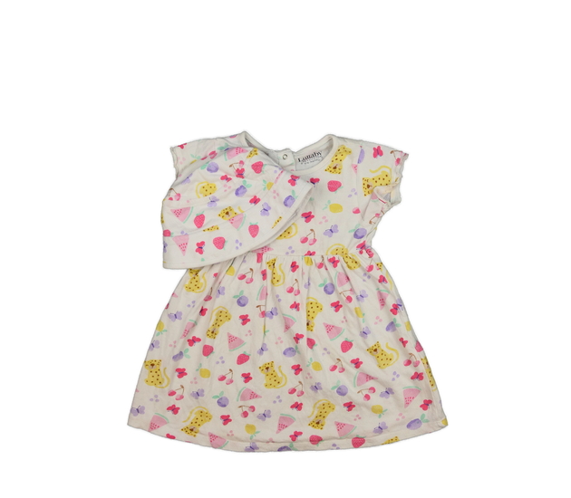 Bílé šaty s kloboukem a obrázky 